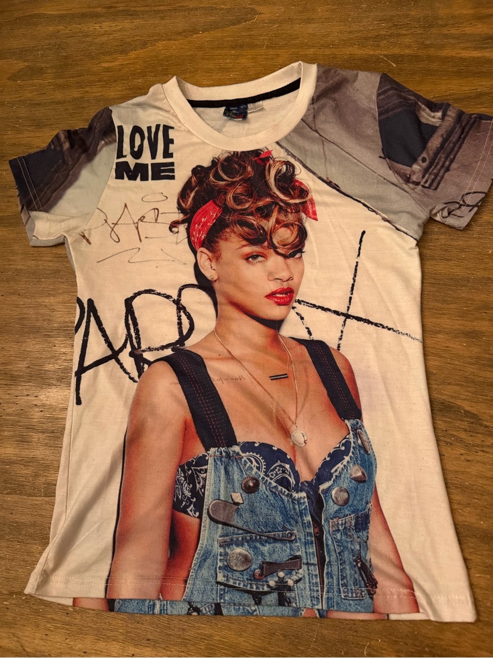 1991 Rihanna Small T shirt
